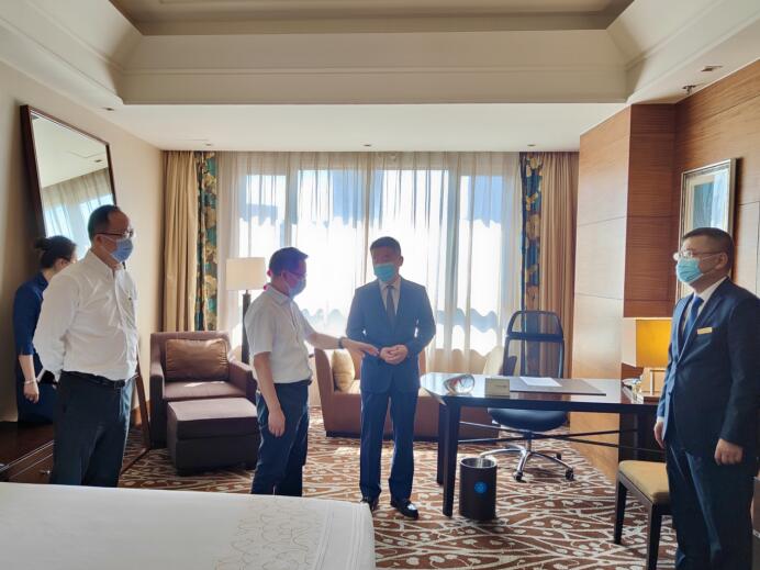 集团党委委员、董事郑贵林检查指导酒店疫情防控和防汛工作