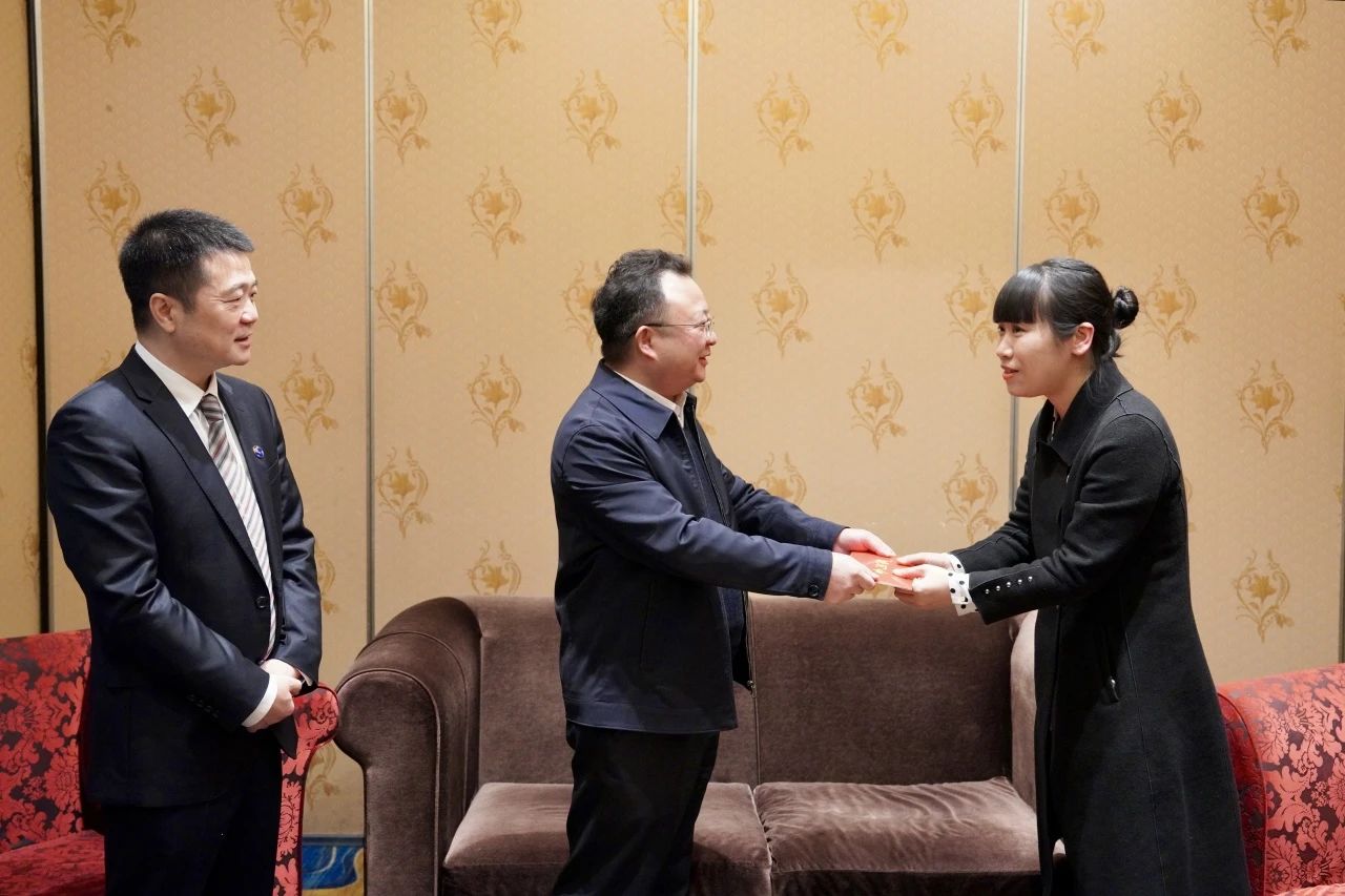 省国资委党委委员、副主任何政一行走访慰问省尊龙凯时集团生活困难党员