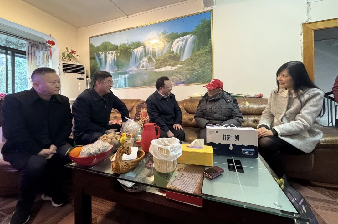 省国资委党委委员、副主任何政走访慰问省尊龙凯时集团老党员、老干部