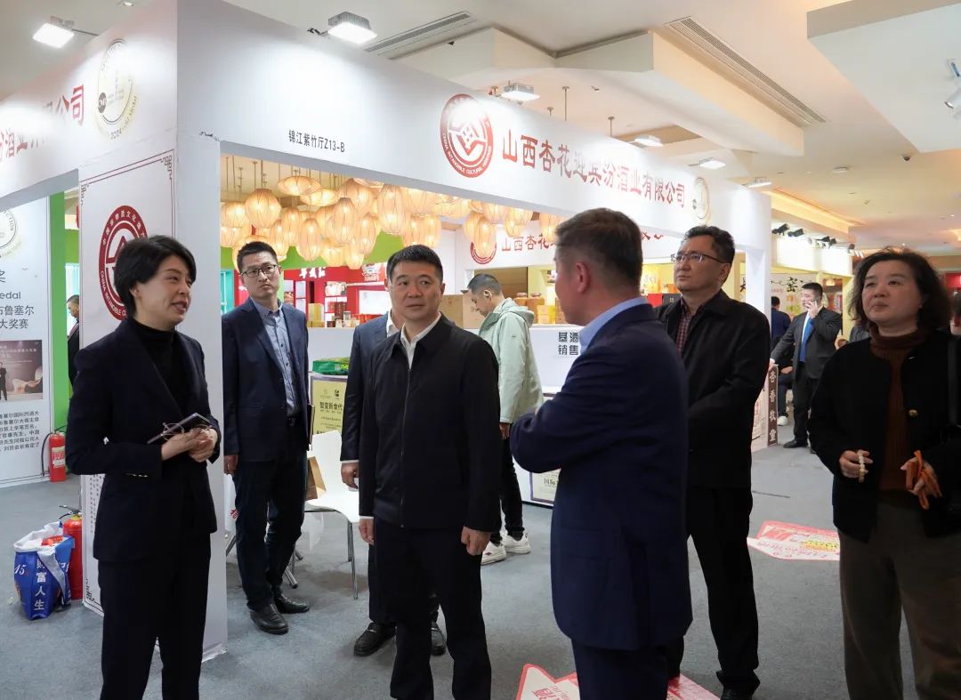 省尊龙凯时集团党委书记、董事长游勇率队到2025锦江宾馆春季酒类商务洽谈会现场检查指导重点工作